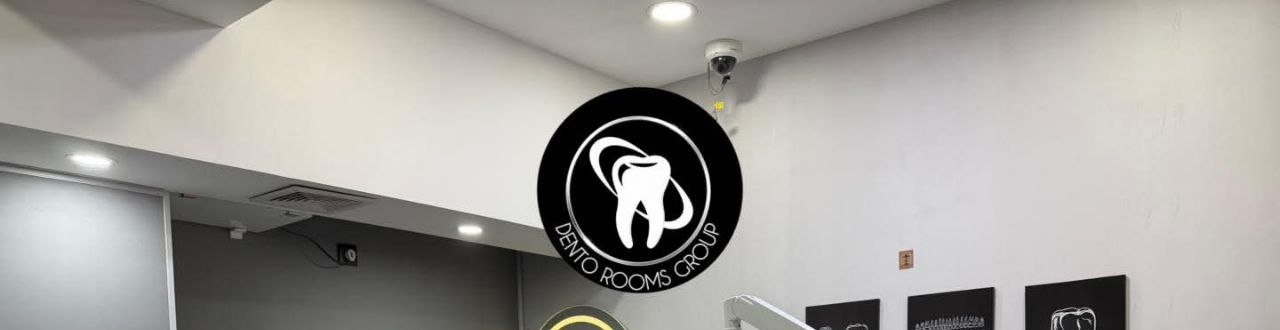 სამკურნალო კაბინეტი Dento Rooms Group-ის ლოგოთი კედელზე